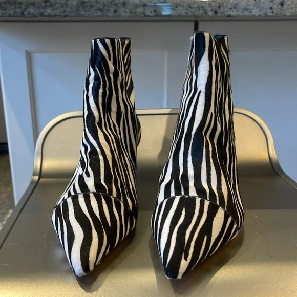 SOLD!!!!  ALEXANDRE BIRMAN PONY HAIR ZEBRA PRINT ZIP BOOTIE. 39.5 - Picture 2 of 11
